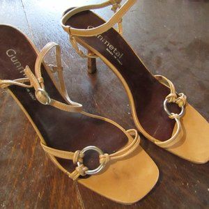 Tan/cream petite Gunmetal heels - size 7 1/2